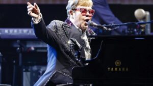 Fans, brillo y lentejuelas para la despedida de Elton John de Inglaterra en Glastonbury - AlbertoNews