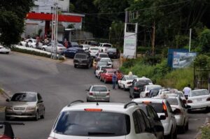 Largas-colas-de-vehiculo gasolina subsidiadas-para-surtir-gasolina-comienzan-a-disminuir