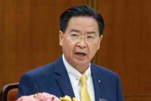 Joseph Wu, ministro de Exteriores de Taiwan: "Debemos ser capaces de defendernos de China"