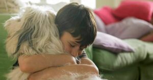 La justicia acuerda que el perro de una pareja divorciada se quede con el menor por el efecto terapéutico de la mascota | Mis Derechos | Economía