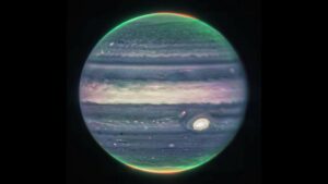 Impresionantes imágenes del planeta Júpiter, que muestran dos lunas diminutas, anillos tenues y auroras en los polos norte y sur, fueron tomadas por el telescopio espacial James Webb de la NASA, informó la agencia espacial estadounidense. (NASA)