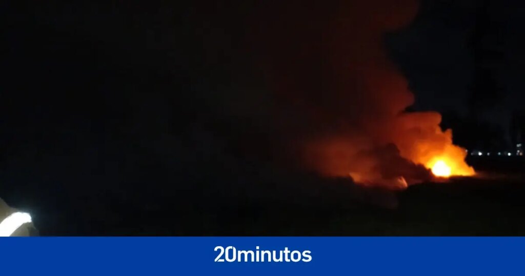 Los bomberos mitigan los daños provocados por dos voraces incendios en Colombia