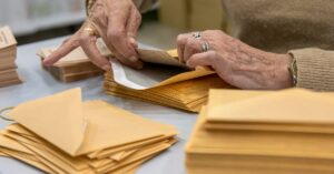 Los sindicatos presionan a Correos ante el colapso del voto por correo: exigen que eleve a 18.000 los contratos de refuerzo