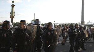 Macron apuesta por blindados policiales y limitaciones en redes sociales para frenar los disturbios en la 'banlieue'
