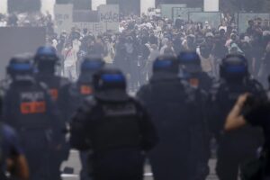 Macron califica de "injustificables" disturbios en Francia que han dejado unos 150 detenidos