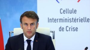 Macron elude el estado de emergencia y apela a la responsabilidad de los padres
