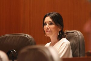 Marta Fernández (Vox) presidirá las Cortes tras el acuerdo con el PP ceñido a la Mesa del Parlamento aragonés
