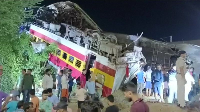 Más de 260 personas mueren en un choque de trenes en India