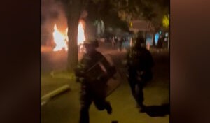 Noche de fuertes disturbios en la periferia de Pars tras la muerte de un joven por tiros de un polica