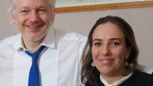 Papa Francisco recibió a la esposa de Assange y a su familia en el Vaticano