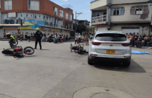 Pareja muere en motocicleta al chocar en cruce de semáforo en Cali - Cali - Colombia