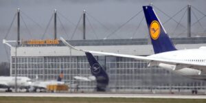 Pasajera de 27 años se desnuda en el avión y muerde a dos policías en Múnich