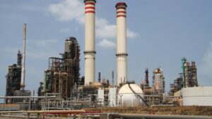 Pdvsa reactiva planta destiladora en Amuay tras escasez de gasolina