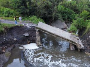 Por lluvias colapsó puente de Vélez que afecta a 250 familias - Santander - Colombia