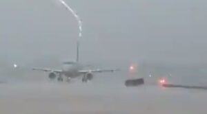 Rayo impacta sobre un avión durante el despegue