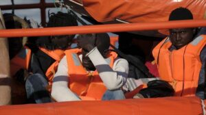 Rescatan a más de 230 migrantes cuando navegaban a bordo de cinco embarcaciones rumbo a Canarias