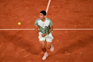Roland Garros: Alcaraz completa otro notable partido ante Tsitsipas y jugar contra Djokovic en semifinales