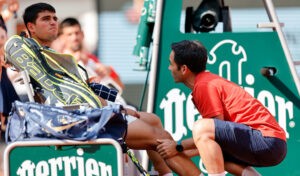Roland Garros: Alcaraz se lesiona cuando igualaba a un set ante Djokovic y queda fuera de la final