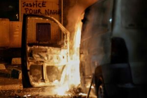 Segunda noche de disturbios en las barriadas de Francia tras la muerte de un menor por disparos de la polica