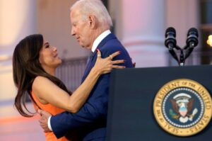 Señalan a Joe Biden de manosear a Eva Longoria