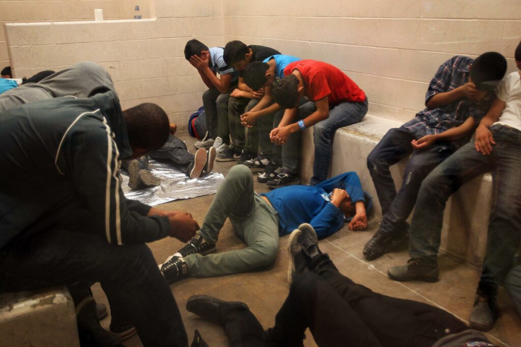 Tribunal impide liberación rápida de migrantes que crucen irregularmente frontera de EE.UU.