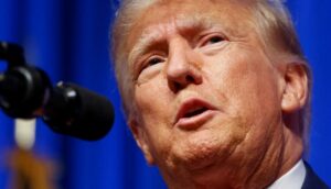 Trump recauda millones para campaña tras ser acusado por retener documentos