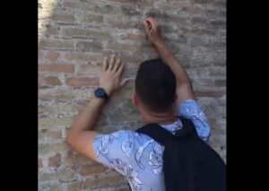 Turista enfrenta cárcel por rayar el muro del Coliseo de Roma
