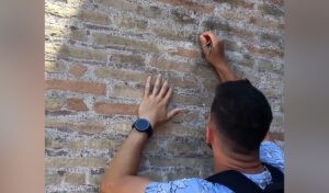 Un turista se enfrenta a una fuerte multa por grabar su nombre y el de su novia en una pared del Coliseo de Roma