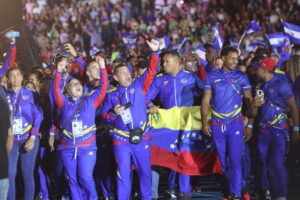Venezolanos disfrutaron desfile inaugural CAC