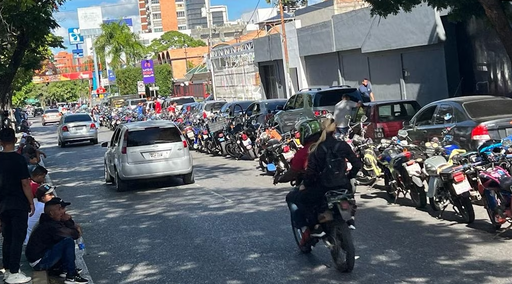 Colas kilométricas por gasolina en Caracas mientras Maduro anda de paseo por Cuba (VIDEO) LaPatilla.com