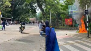 Video: encapuchados roban moto de la Policía y recorren la UdeA en Medellín - Medellín - Colombia