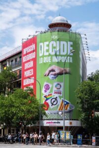Vox quita la lona de la calle Alcalá de Madrid tras instarle la Junta Electoral de Madrid