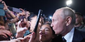 de no traspasar las fronteras del Kremlin a baños de multitudes y selfies