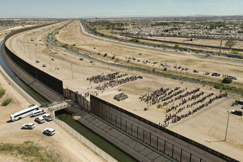Migrantes en la frontera de México estarían desolados ante nuevas restricciones al asilo en EEUU
