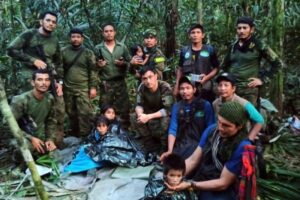 momento en el que sacaron de la selva a los cuatro niños que estuvieron más de 40 días perdidos en la selva de Colombia (+Video)