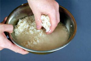 ¿Realmente debes lavar el arroz antes de cocinarlo?