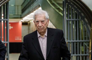 Vargas Llosa recibe el alta hospitalaria y "ya está recuperado" de la covid-19