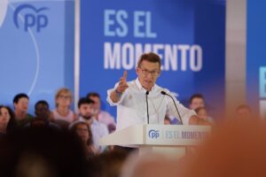 Feijóo apela a "los moderados" y a socialistas "decepcionados" para que Sánchez no pueda "perturbar la democracia"