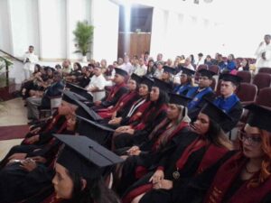 21 graduandos recibieron sus títulos en Aula Magna de la UMC
