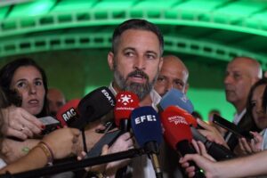Abascal carga contra los acercamientos de Feijóo a PSOE y PNV y augura "problemas" para los pactos postelectorales