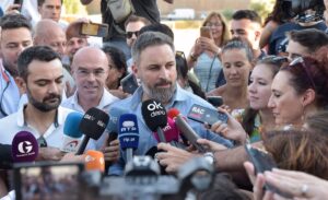 Abascal, "preocupado" de que el PSOE hable de "vuelco" en las elecciones porque "es capaz de cualquier cosa"