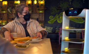 Abriendo las puertas a la tecnología: El impacto de los robots camareros en el sector gastronómico