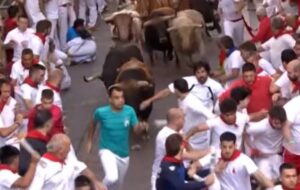 Accidentado y veloz encierro de los toros de Fuente Ymbro con varios momentos de peligro en Estafeta
