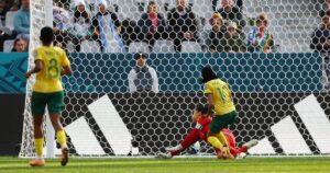 Achique a destiempo y revisión del VAR: así fue el gol de Sudáfrica que abrió el partido contra Argentina en el Mundial Femenino
