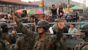 Al menos 17 funcionarios penitenciarios retenidos por presos en una cárcel del norte de Ecuador