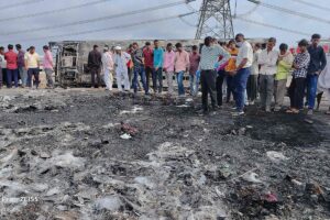 Al menos 25 muertos, tres de ellos nios, tras el incendio de un autobs en India