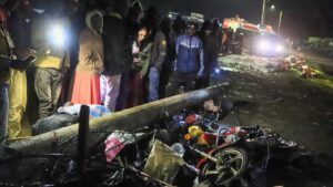Al menos 52 muertos en un multitudinario accidente de tráfico en el oeste de Kenia