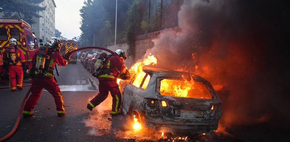 Al menos 96 detenidos y 255 carros quemados en la fiesta nacional francesa