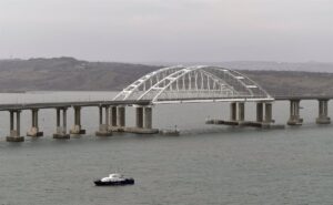 Al menos dos muertos en una "emergencia" en el puente de Crimea que ha obligado a cerrar el tráfico