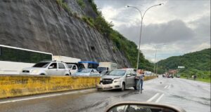 Al menos tres muertos y 14 heridos deja choque múltiple en la autopista Gran Mariscal de Ayacucho